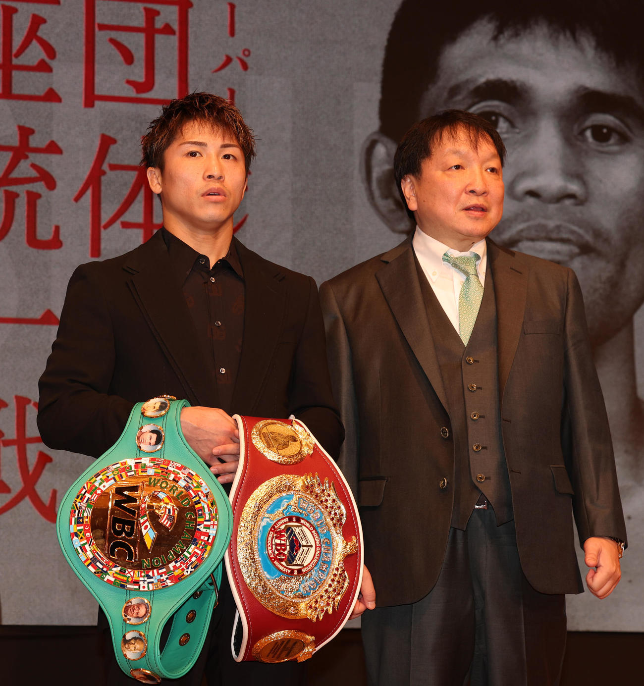 タパレスとのWBA・WBC・IBF・WBO世界スーパーバンタム級王座統一戦の発表会見を行った左から井上尚弥、大橋ジムの大橋会長（撮影・野上伸悟）