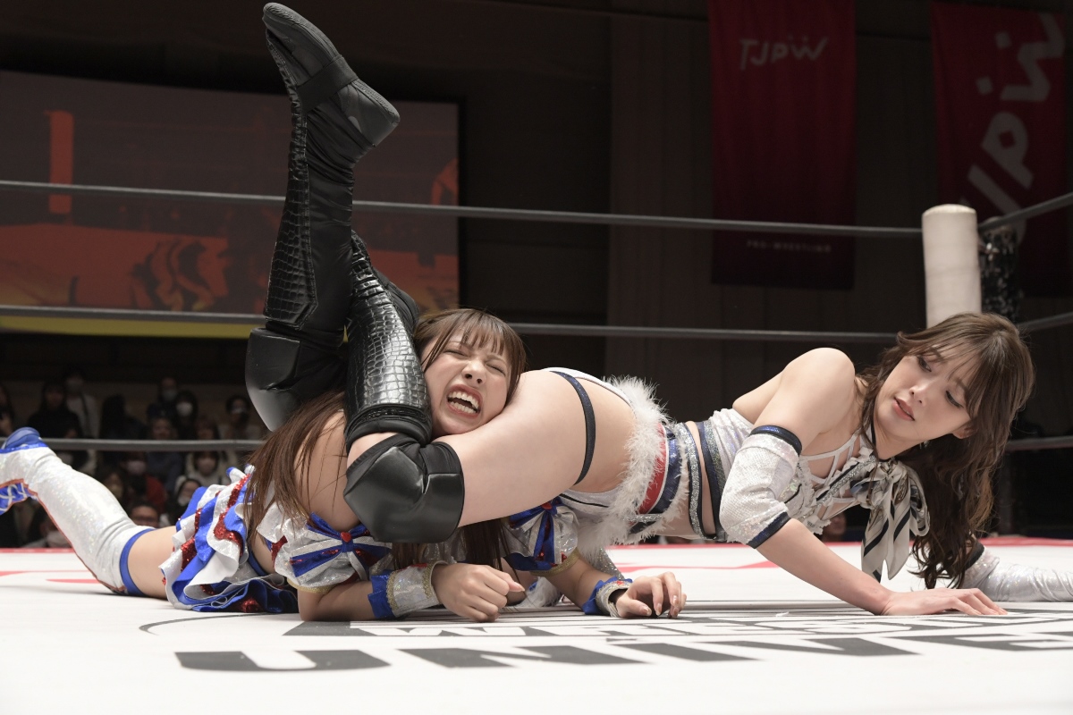 東京女子プロレス後楽園大会　赤井沙希似ヘッドシザーズを受ける荒井優希（東京女子プロレス提供）