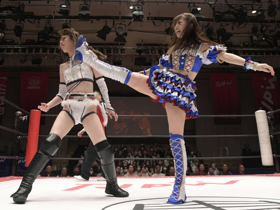 東京女子プロレス後楽園大会　赤井沙希に蹴りを浴びせる荒井優希（東京女子プロレス提供）