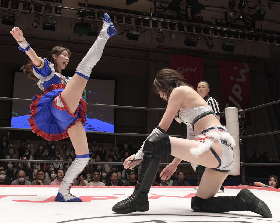 東京女子プロレス後楽園大会　赤井沙希にFinallyを決める荒井優希（東京女子プロレス提供）