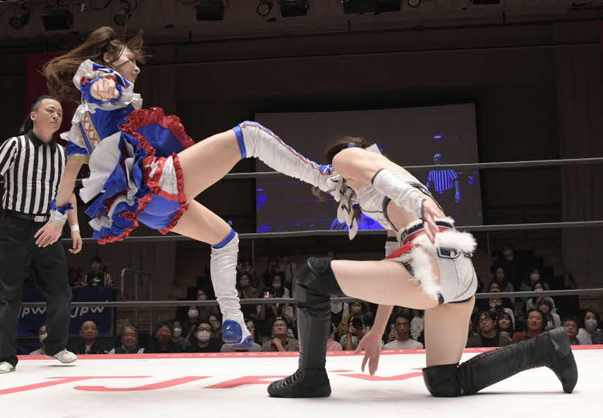 東京女子プロレス後楽園大会　赤井沙希に新人賞（二段蹴り式顔面蹴り）を浴びせる荒井優希（東京女子プロレス提供）