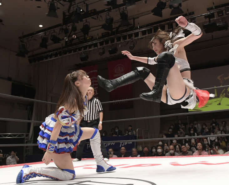 東京女子プロレス後楽園大会　赤井沙希に新人賞（二段蹴り式顔面蹴り）を受ける荒井優希（東京女子プロレス提供）