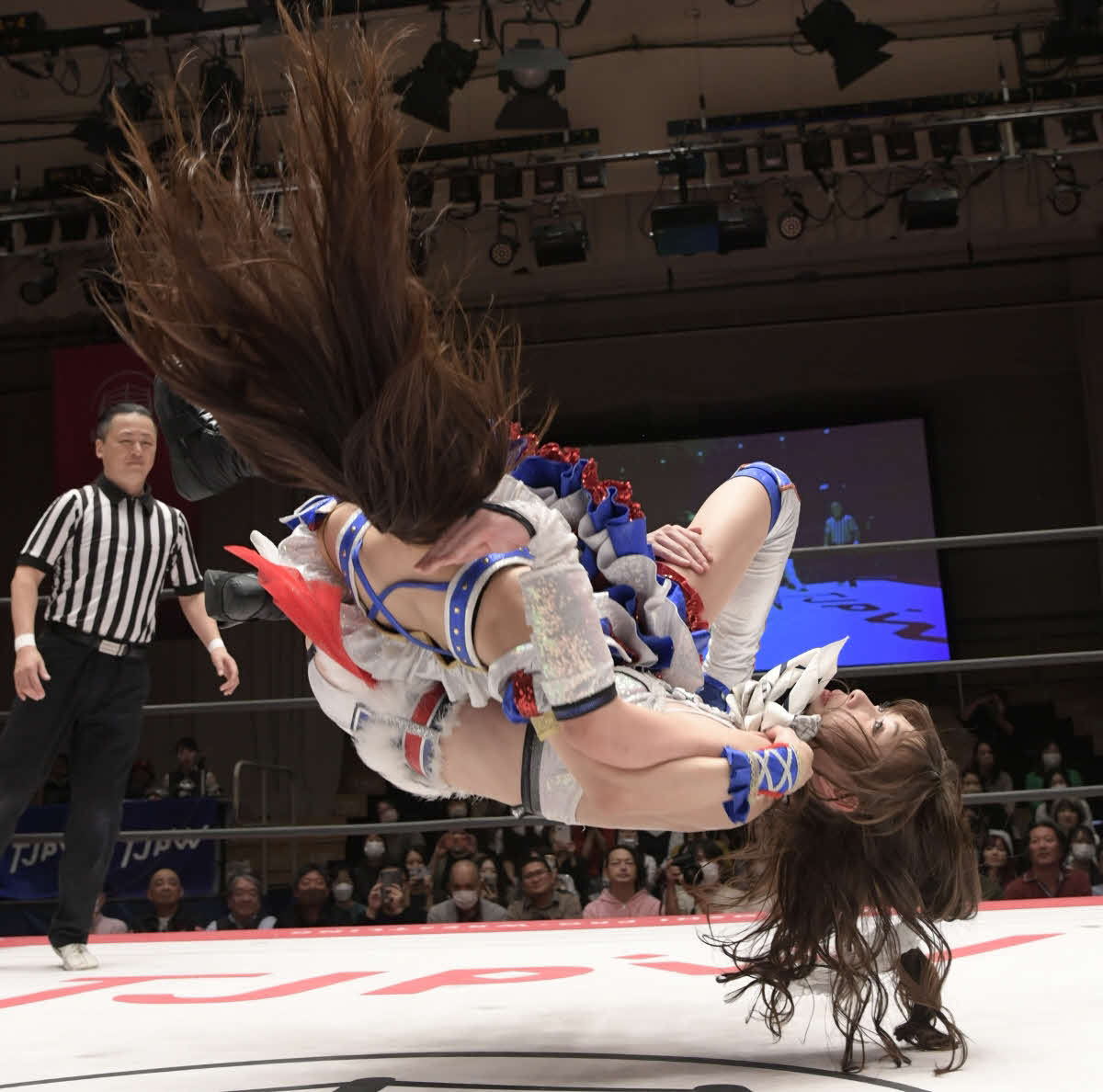東京女子プロレス後楽園大会　ケツァル・コアトルで荒井優希（上）に勝利した赤井沙希（東京女子プロレス提供）