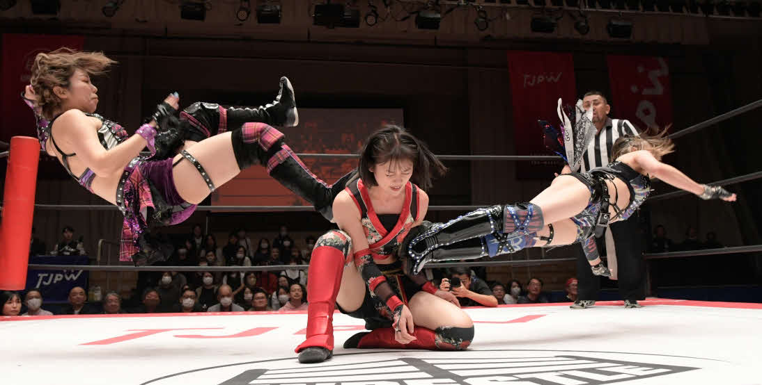 東京女子プロレス後楽園大会　角田奈穂（左）、乃蒼ヒカリ（右）から攻撃を受ける長野じゅりあ（東京女子プロレス提供）