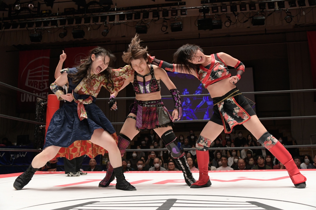 東京女子プロレス後楽園大会　角田奈穂に攻撃を仕掛ける長野じゅりあ（右）、宮本もか組（東京女子プロレス提供）