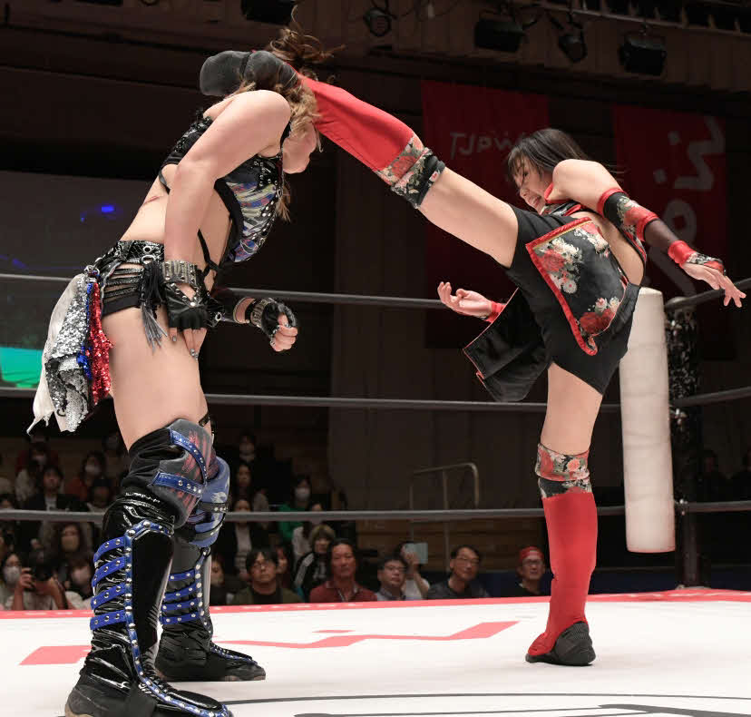 東京女子プロレス後楽園大会　乃蒼ヒカリに蹴りを浴びせる長野じゅりあ（東京女子プロレス提供）