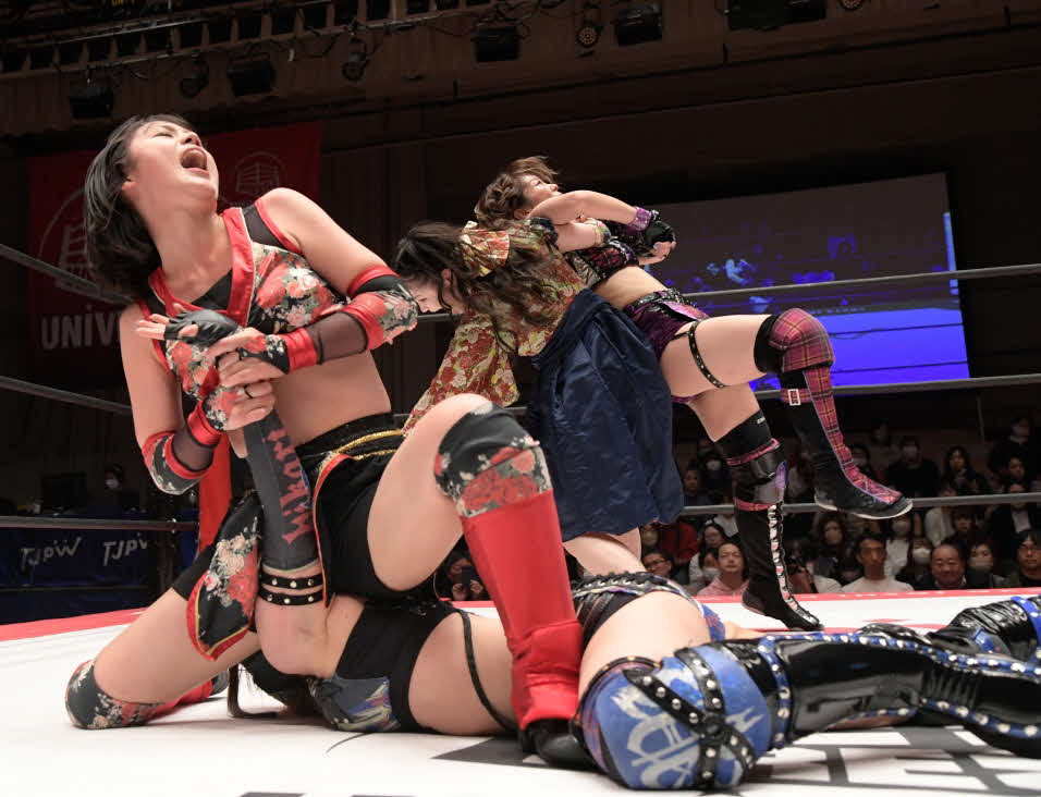 東京女子プロレス後楽園大会　乃蒼ヒカリの腕を絞め上げる長野じゅりあ（東京女子プロレス提供）
