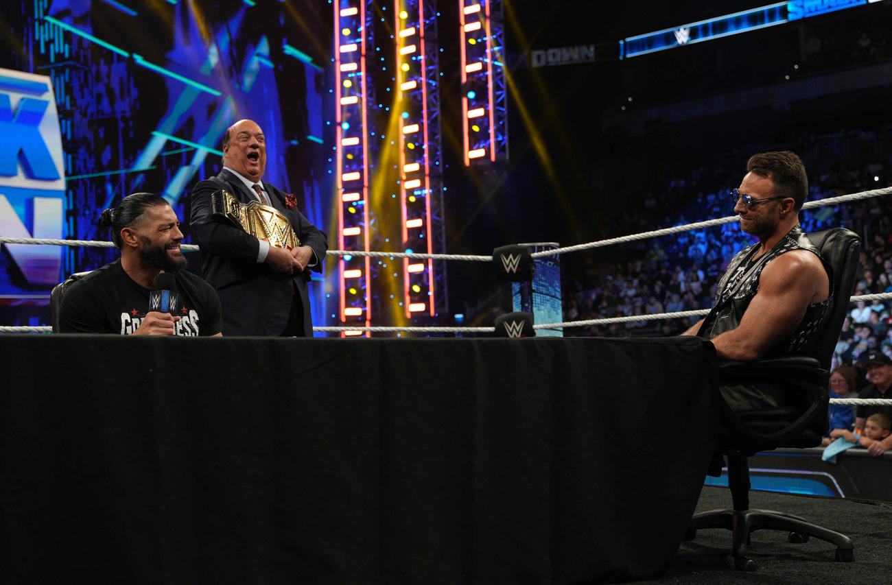 WWEヘビー級、ユニバーサル統一王座戦の調印式に出席した統一王者ローマン・レインズ（左端）と挑戦者LAナイト（右端）（C）2023 WWE, Inc. All Rights Reserved.