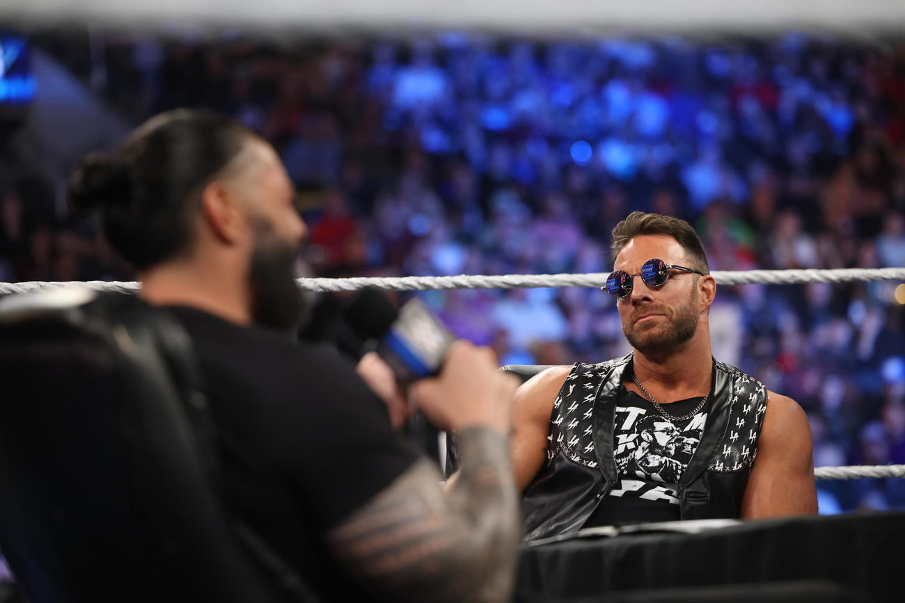 WWEヘビー級、ユニバーサル統一王者ローマン・レインズ（左）との調印式に臨んだ挑戦者LAナイト（C）2023 WWE, Inc. All Rights Reserved.