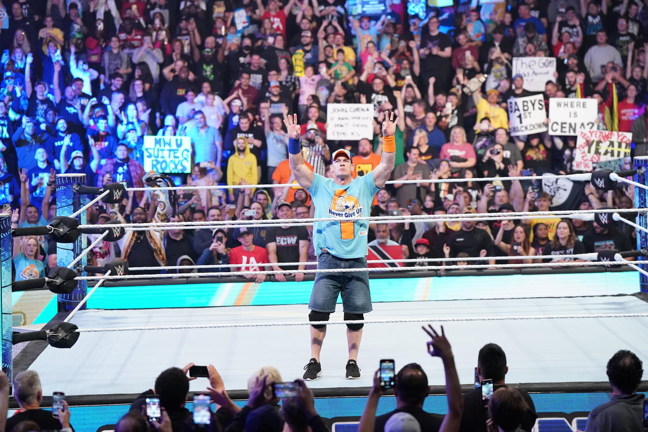 会場の観衆からの声援に応じるジョン・シナ（C）2023 WWE, Inc. All Rights Reserved.