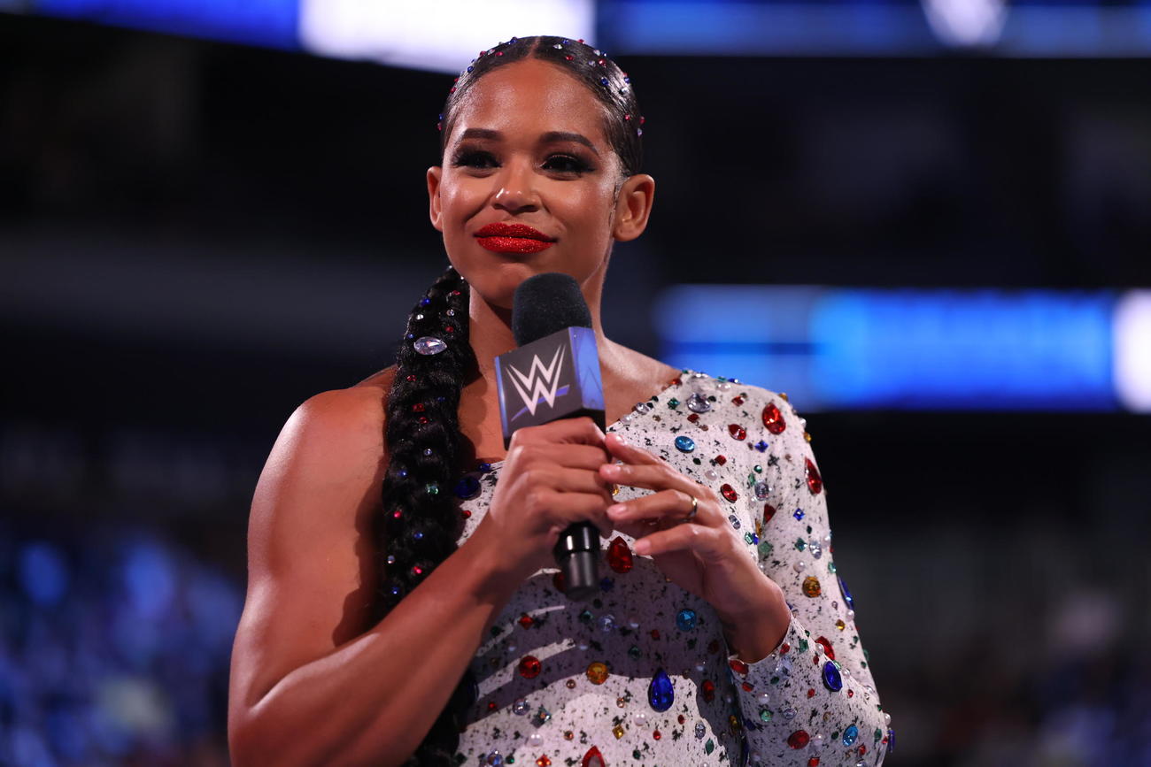 リング上でWWE女子王者イヨ・スカイに挑戦を要求した前王者ビアンカ・ブレア（C）2023 WWE, Inc. All Rights Reserved.