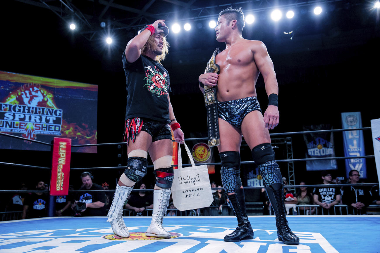リング上でにらみ合う内藤哲也（左）とSANADA（新日本プロレス提供）
