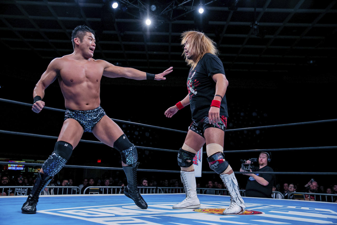 内藤哲也（右）へ、攻撃をしかけるSANADA（新日本プロレス提供）
