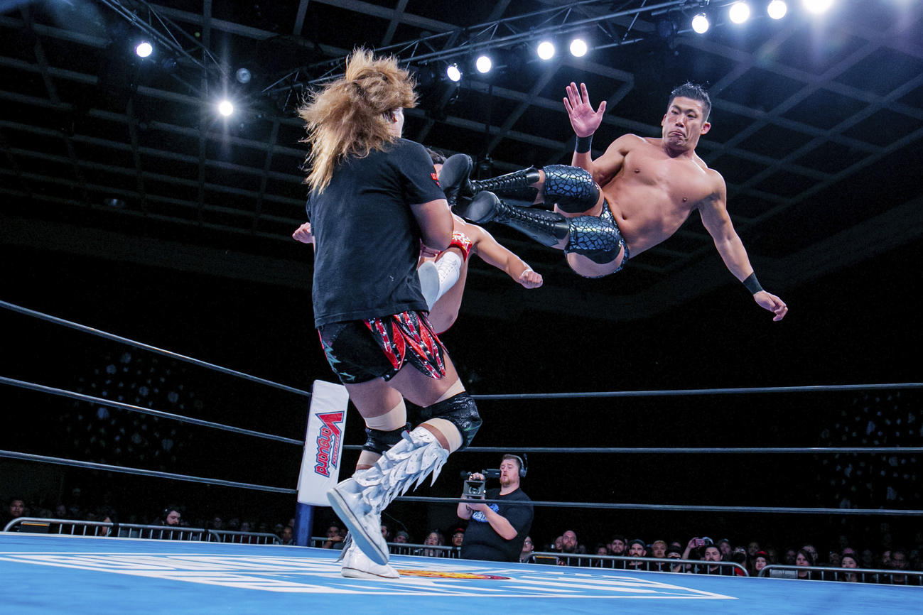 内藤哲也（左）へドロップキックをかますSANADA（新日本プロレス提供）