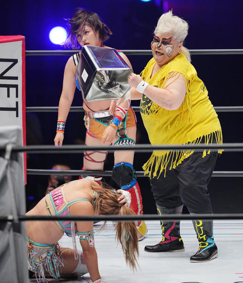 スターダム】極悪同盟はハロウィーンでも通常営業 ダンプ松本の竹刀