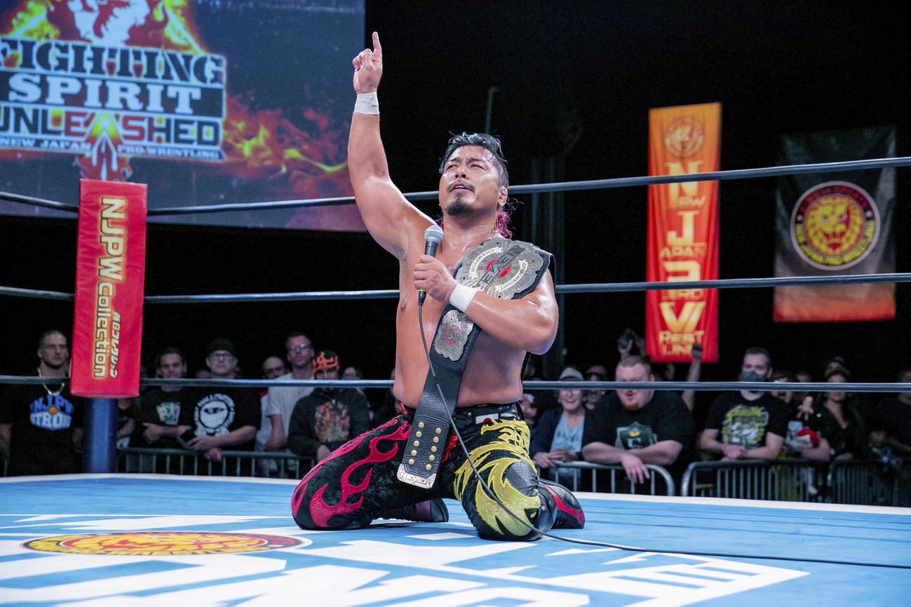 勝ち名乗りを上げる鷹木信悟（新日本プロレス提供）