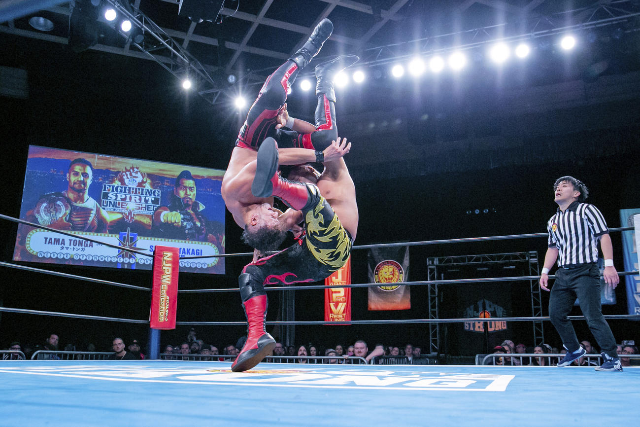タマ・トンガ（左）をラスト・オブ・ザ・ドラゴンでたたきつける鷹木信悟（新日本プロレス提供）