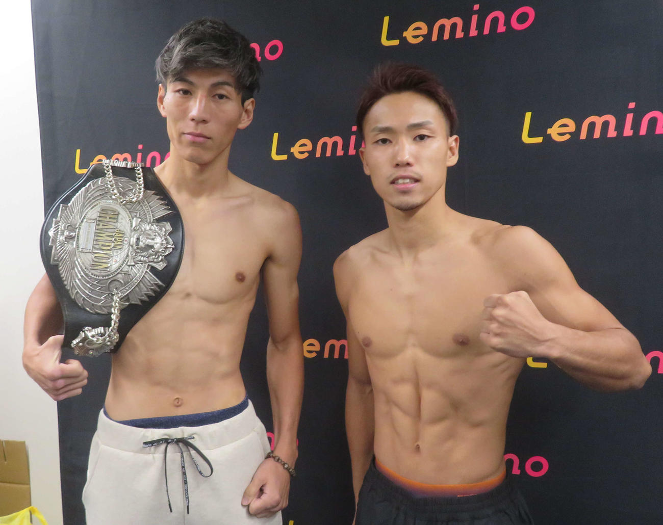 計量クリアした日本スーパーバンタム級王者下町俊貴（左）と挑戦者の同級1位石井渡士也