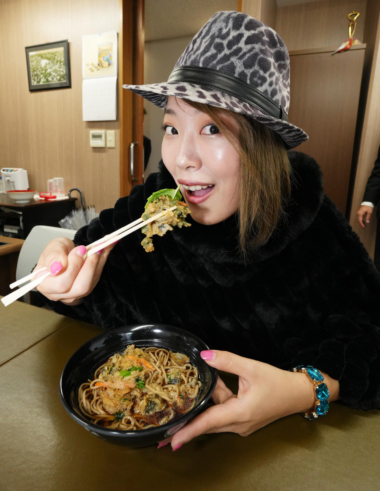 「富士そばdeおフランス」企画でエスカルゴ天そばを試食する桜井まい（撮影・菅敏）