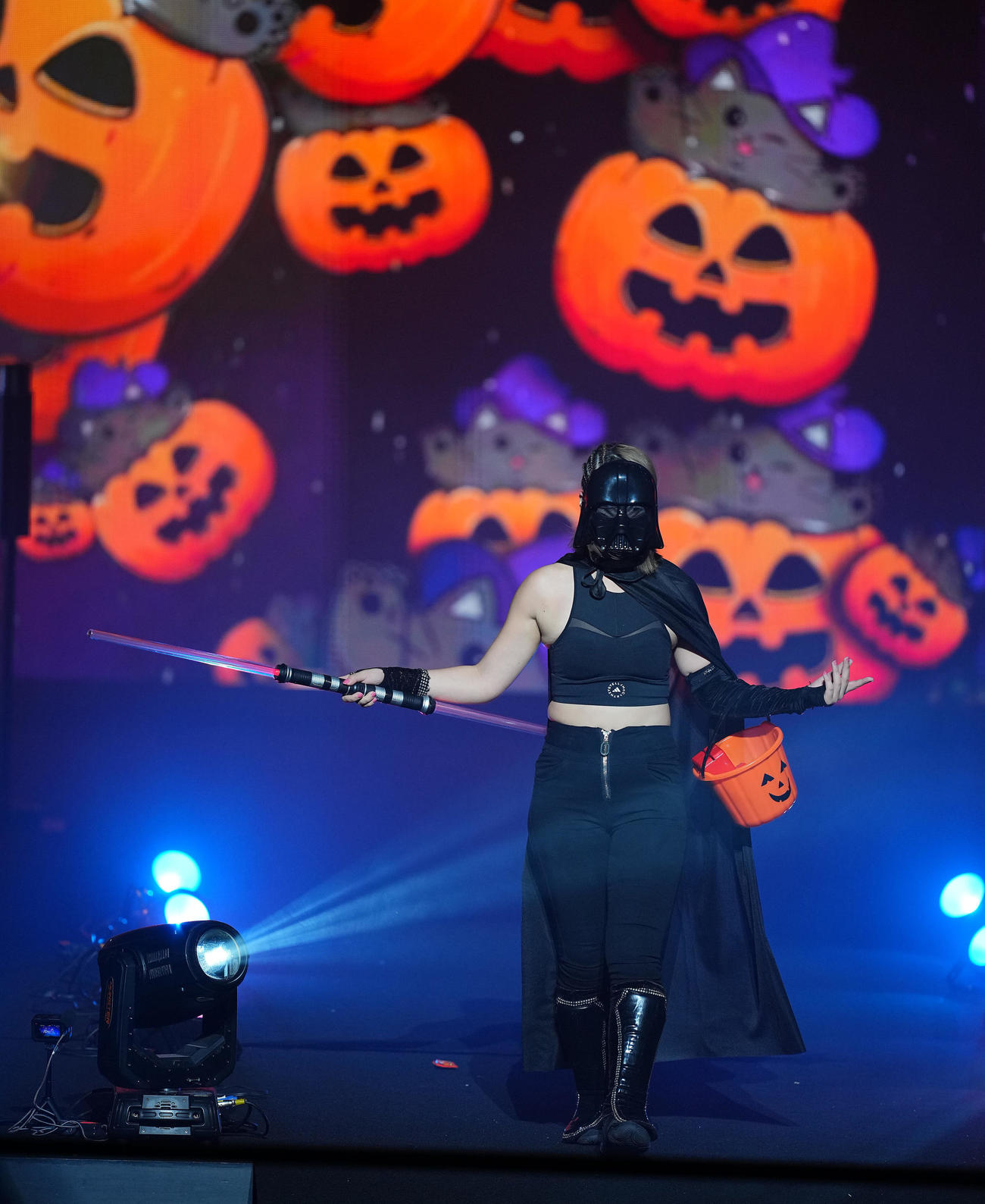 ハロウィン凶器持ち込み4WAYバトル　ダースベイダーに扮（ふん）し入場する桜井（撮影・垰建太）