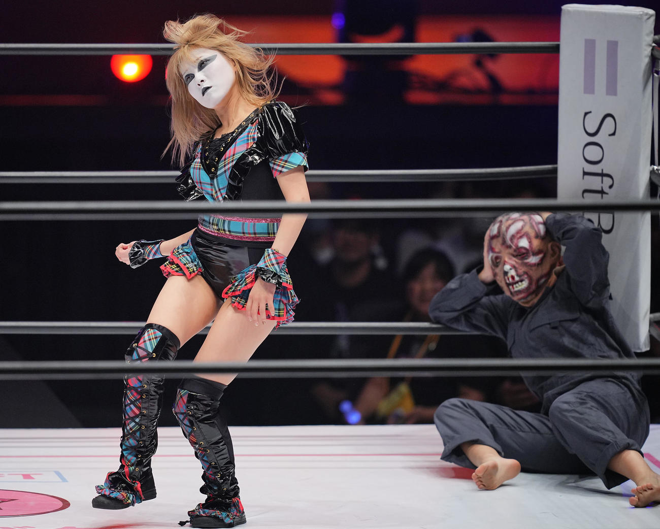 ゾンビランブル　突如、リング上でマイケル・ジャクソンの「スリラー」の踊りを披露するラム会長（撮影・垰建太）
