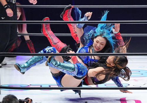 鹿島沙希、朱里組対柊くるみ、世羅りさ組 朱里(下)を攻める世羅(撮影・垰建太)