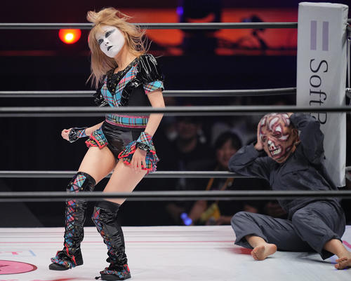 ゾンビランブル　突如、リング上でマイケル・ジャクソンの「スリラー」の踊りを披露するラム会長（撮影・垰建太）