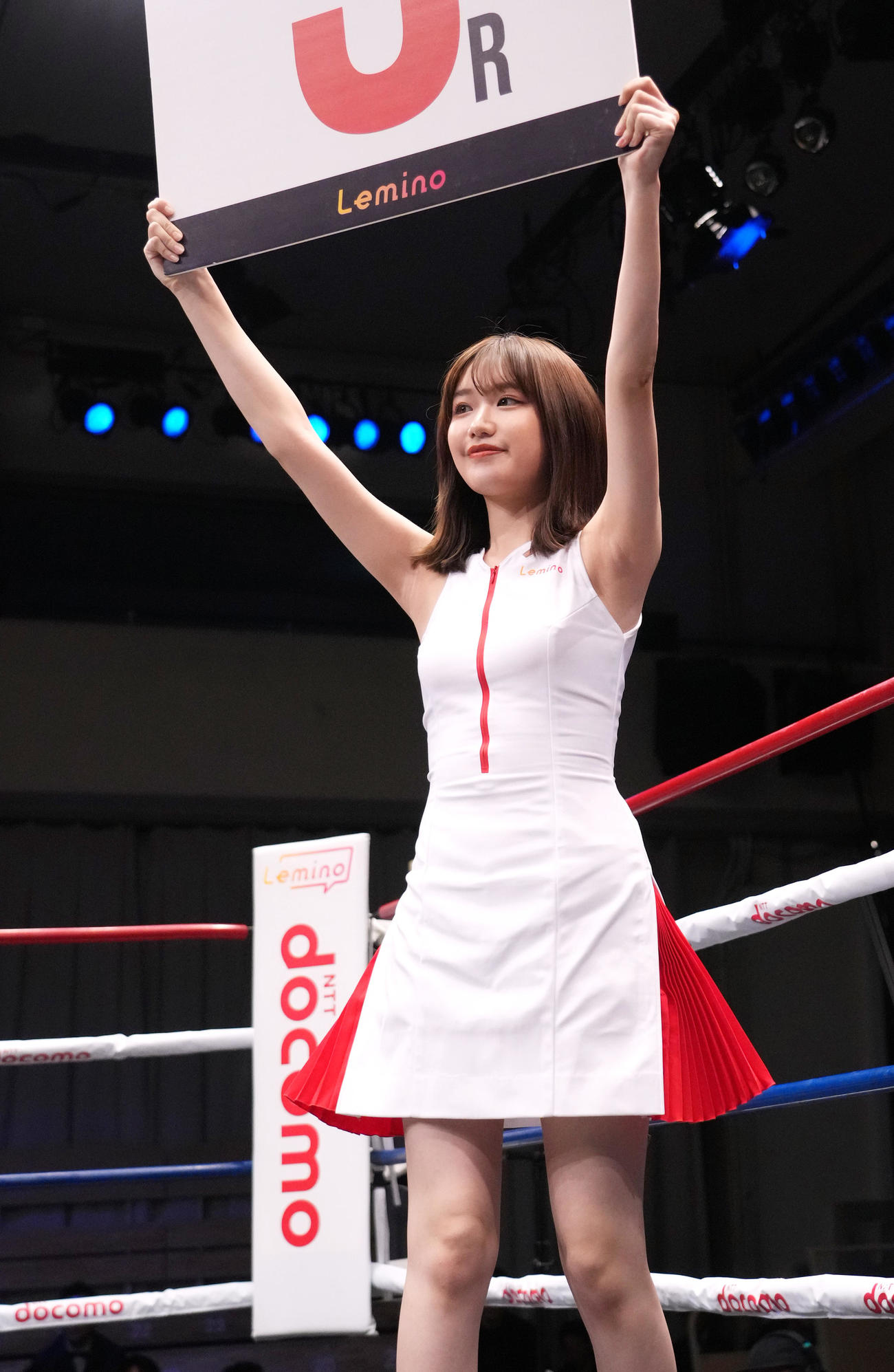 リングを彩るラウンドガールの仲俣由菜（撮影・菅敏）