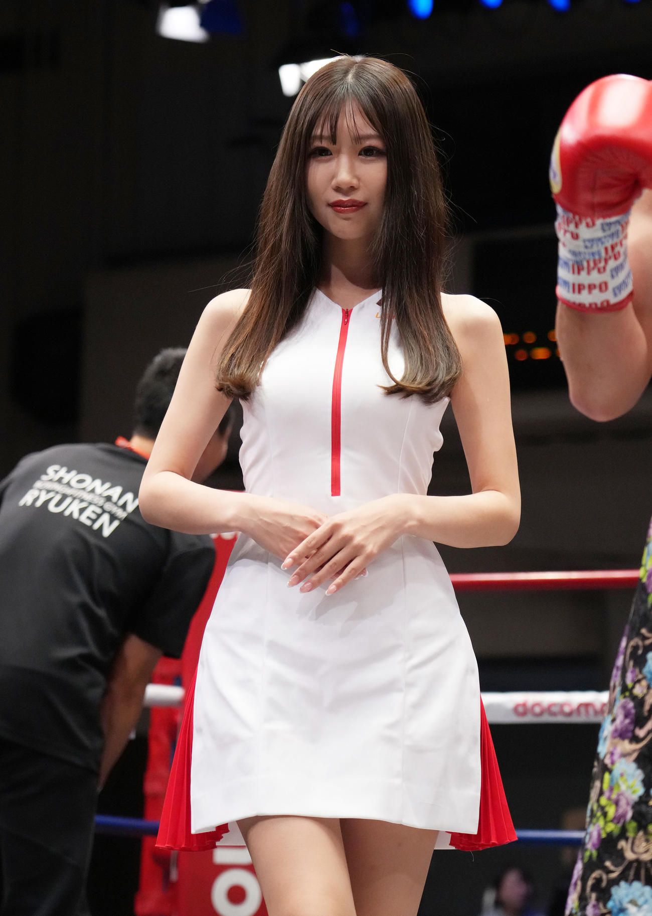 リングを彩るラウンドガールの日南まみ（撮影・菅敏）