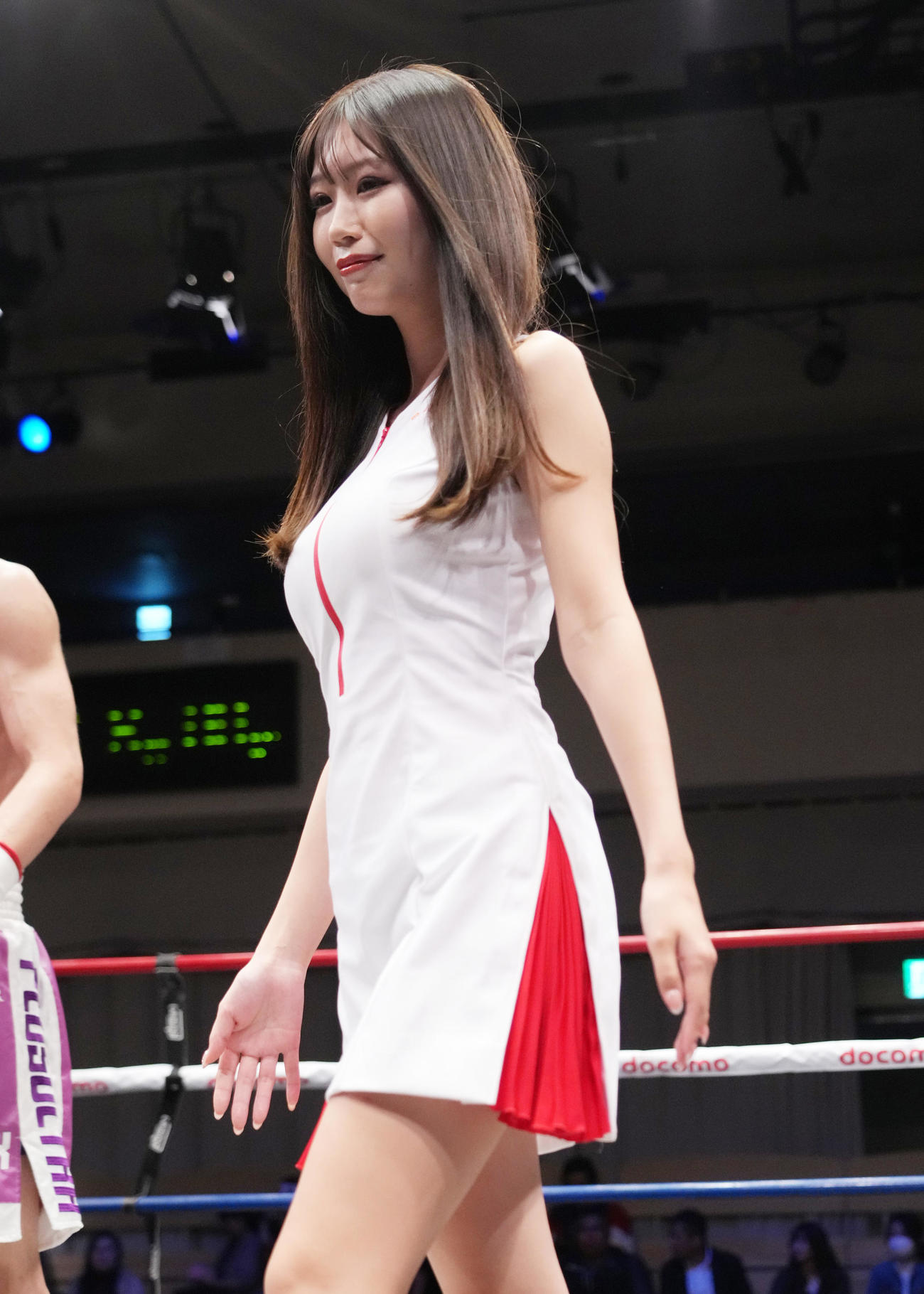 リングを彩るラウンドガールの日南まみ（撮影・菅敏）