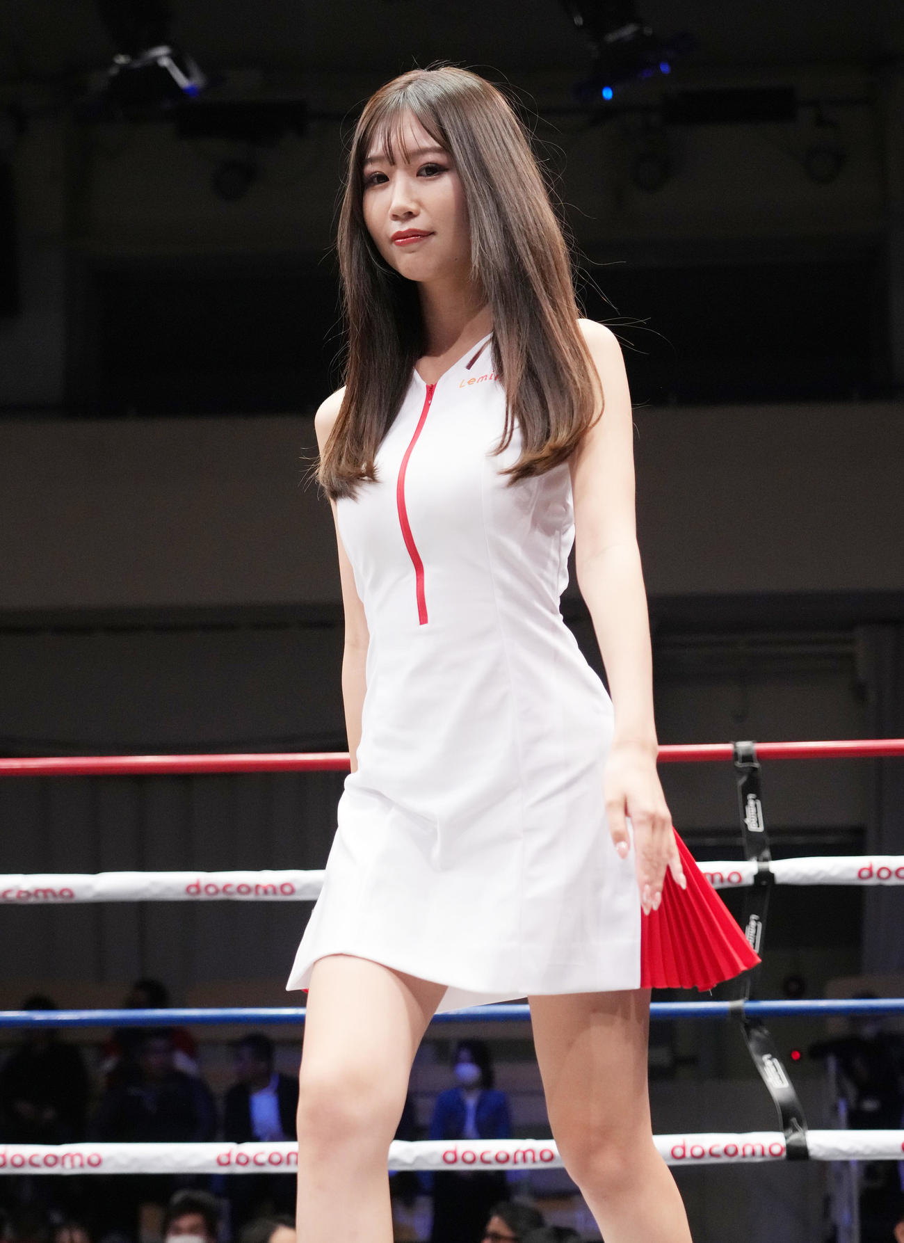 リングを彩るラウンドガールの日南まみ（撮影・菅敏）