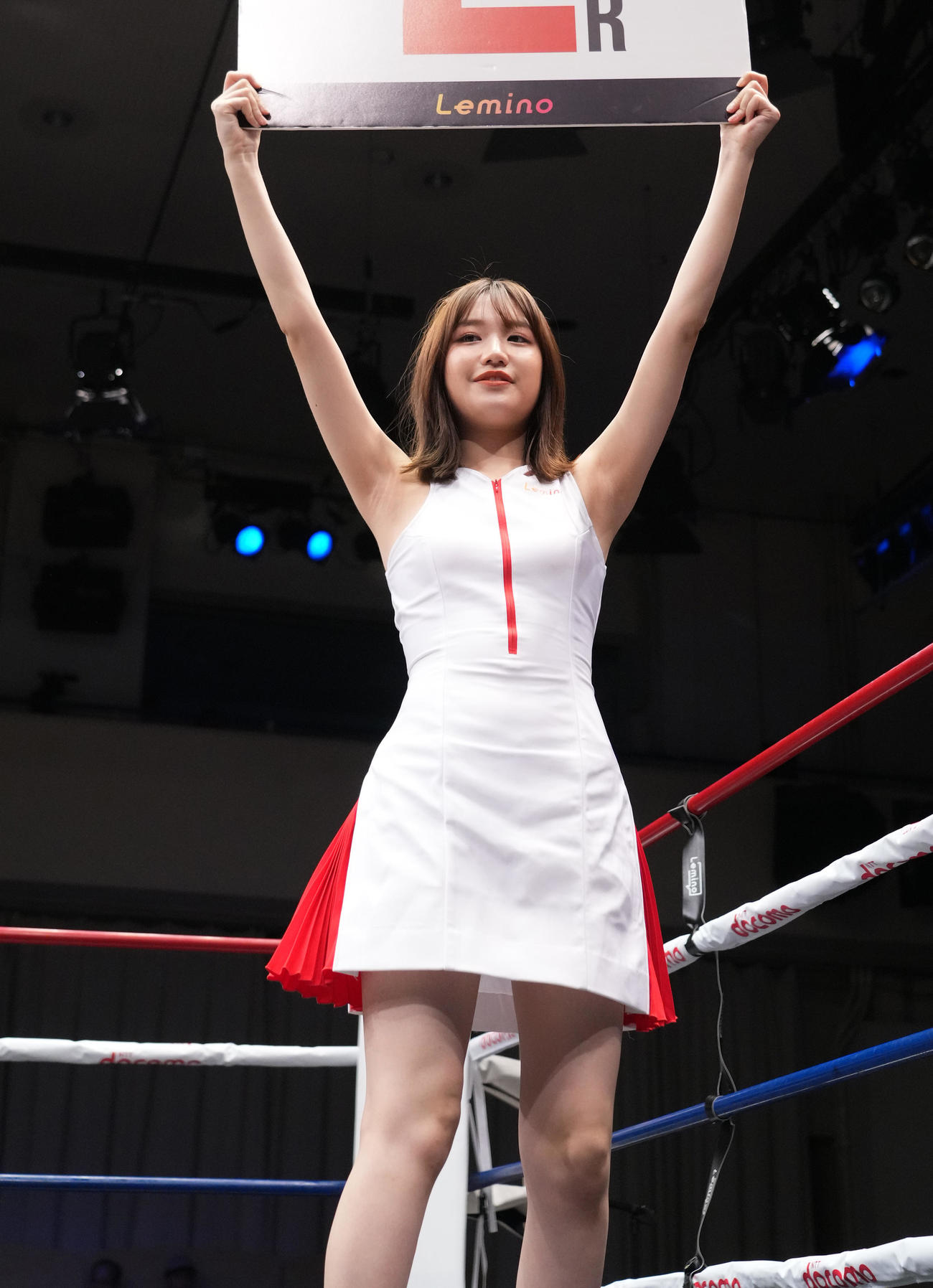 リングを彩るラウンドガールの仲俣由菜（撮影・菅敏）