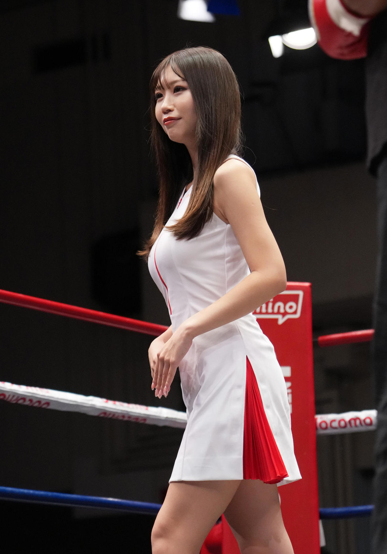リングを彩るラウンドガールの日南まみ（撮影・菅敏）