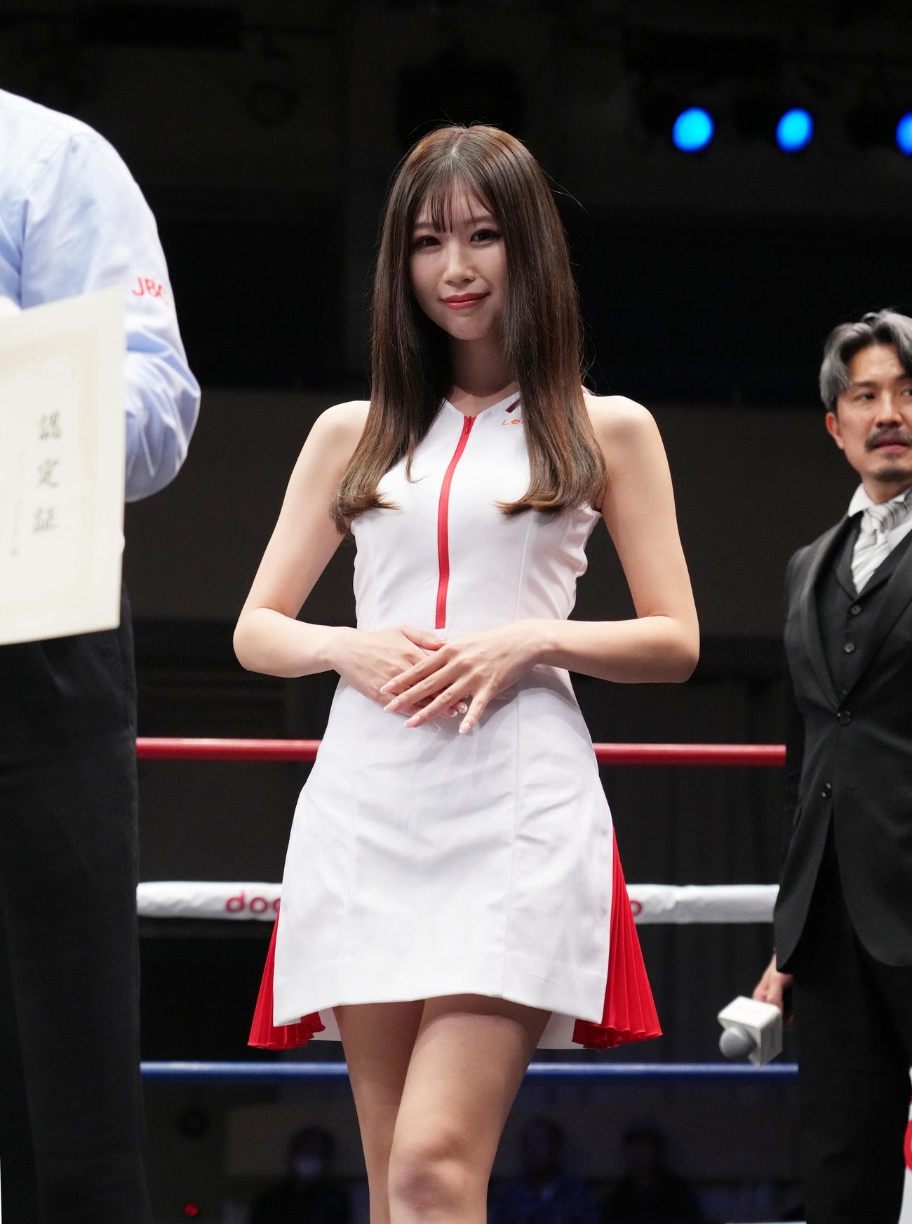 リングを彩るラウンドガールの日南まみ（撮影・菅敏）