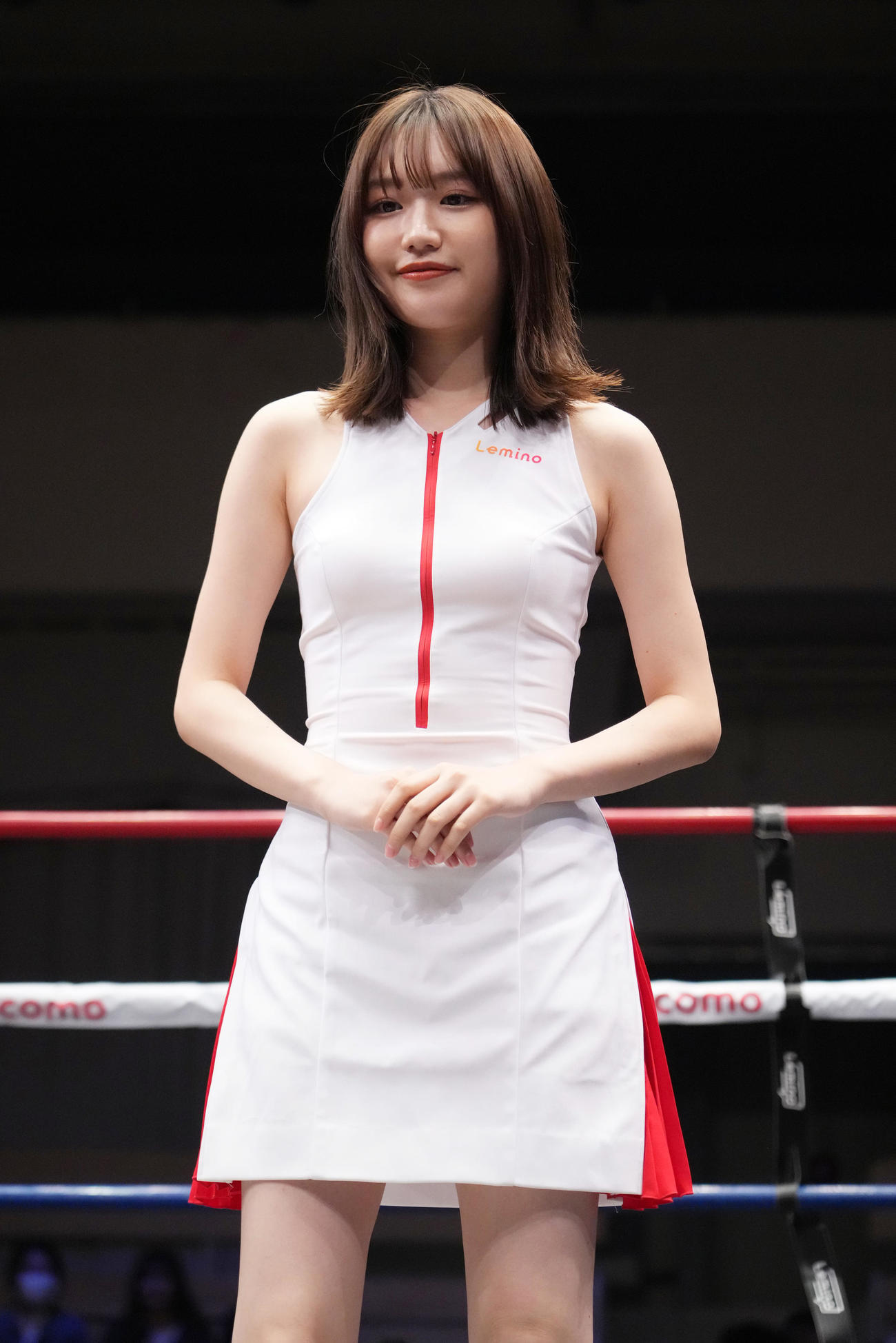リングを彩るラウンドガールの仲俣由菜（撮影・菅敏）