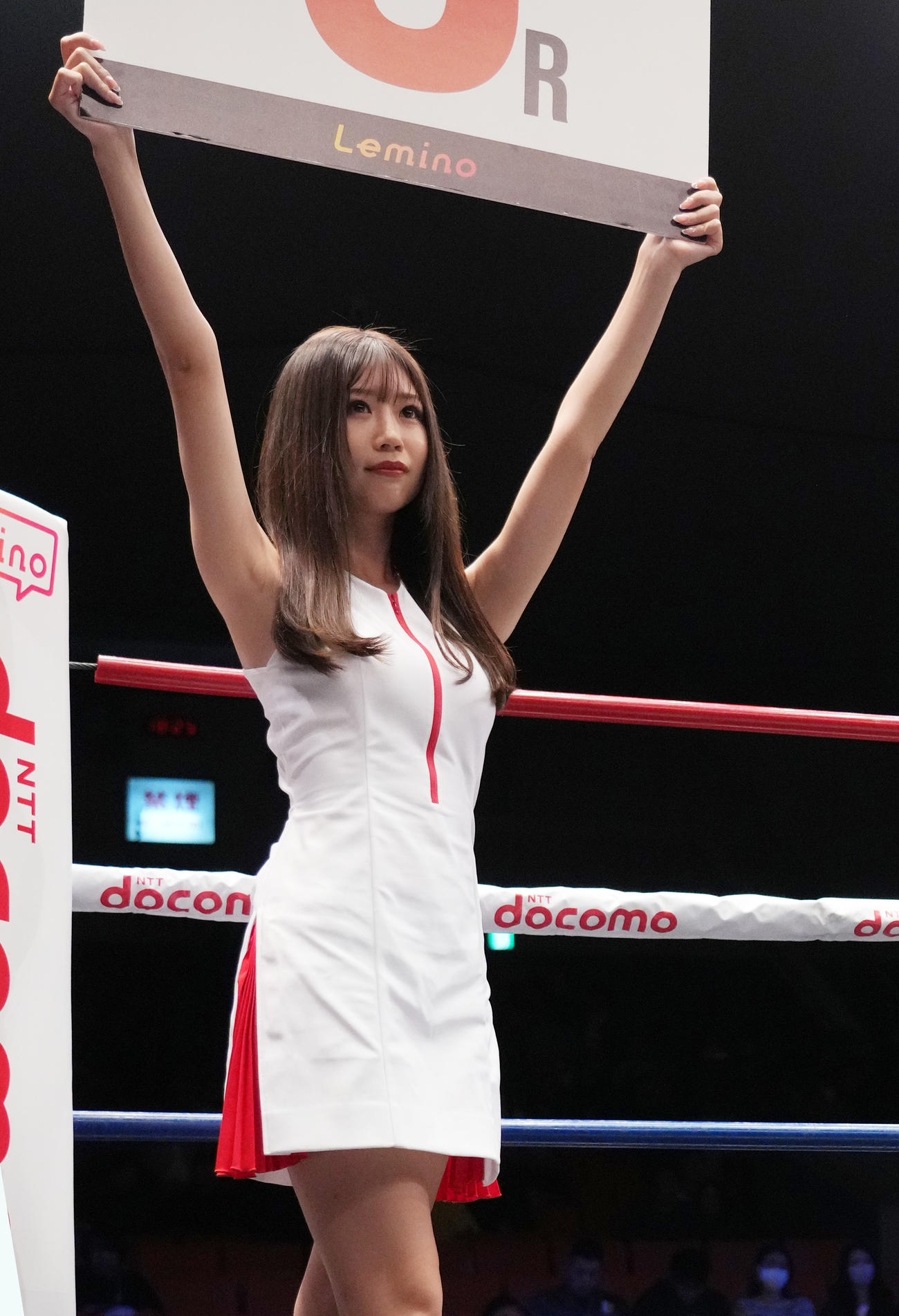 リングを彩るラウンドガールの日南まみ（撮影・菅敏）