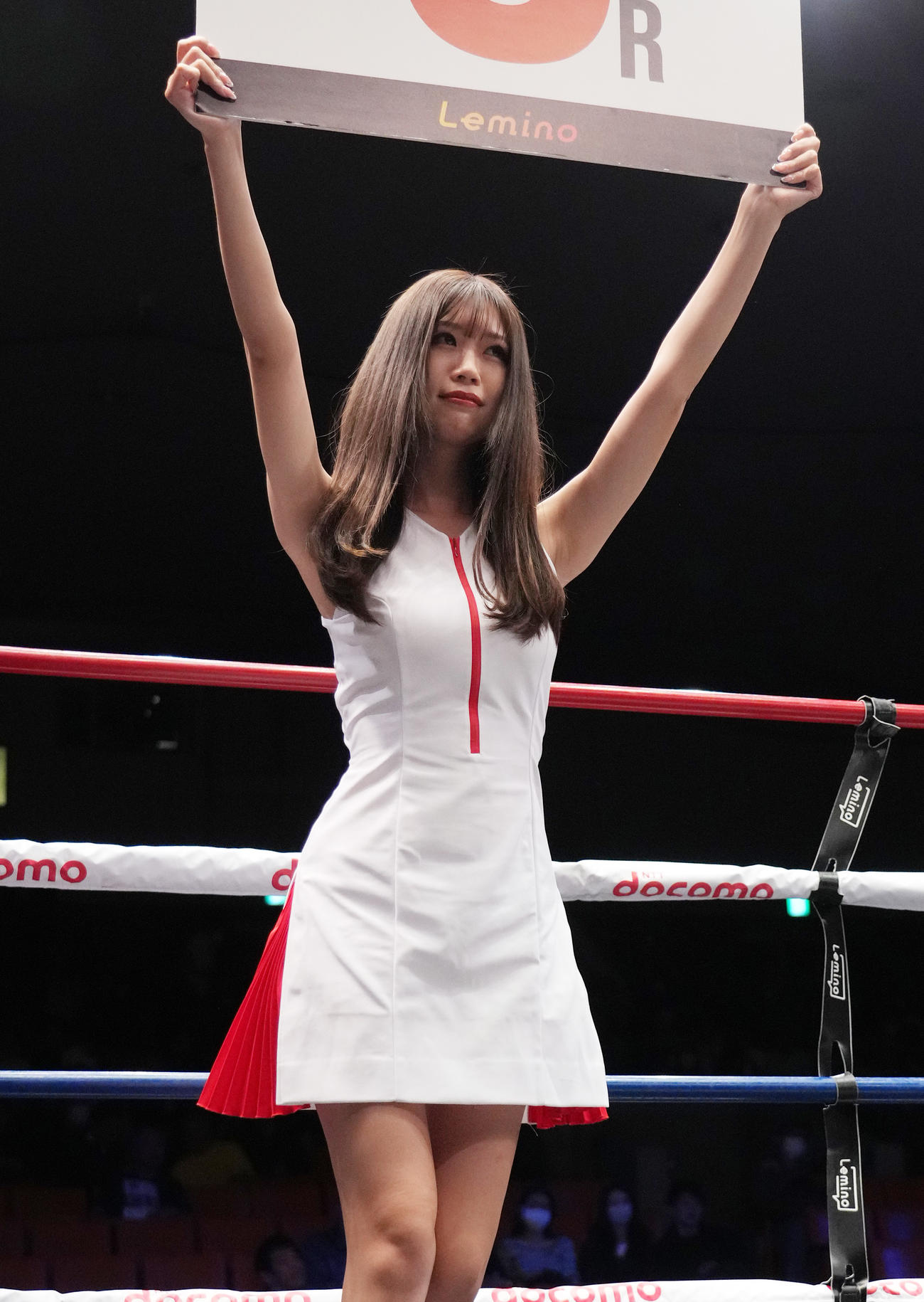リングを彩るラウンドガールの日南まみ（撮影・菅敏）