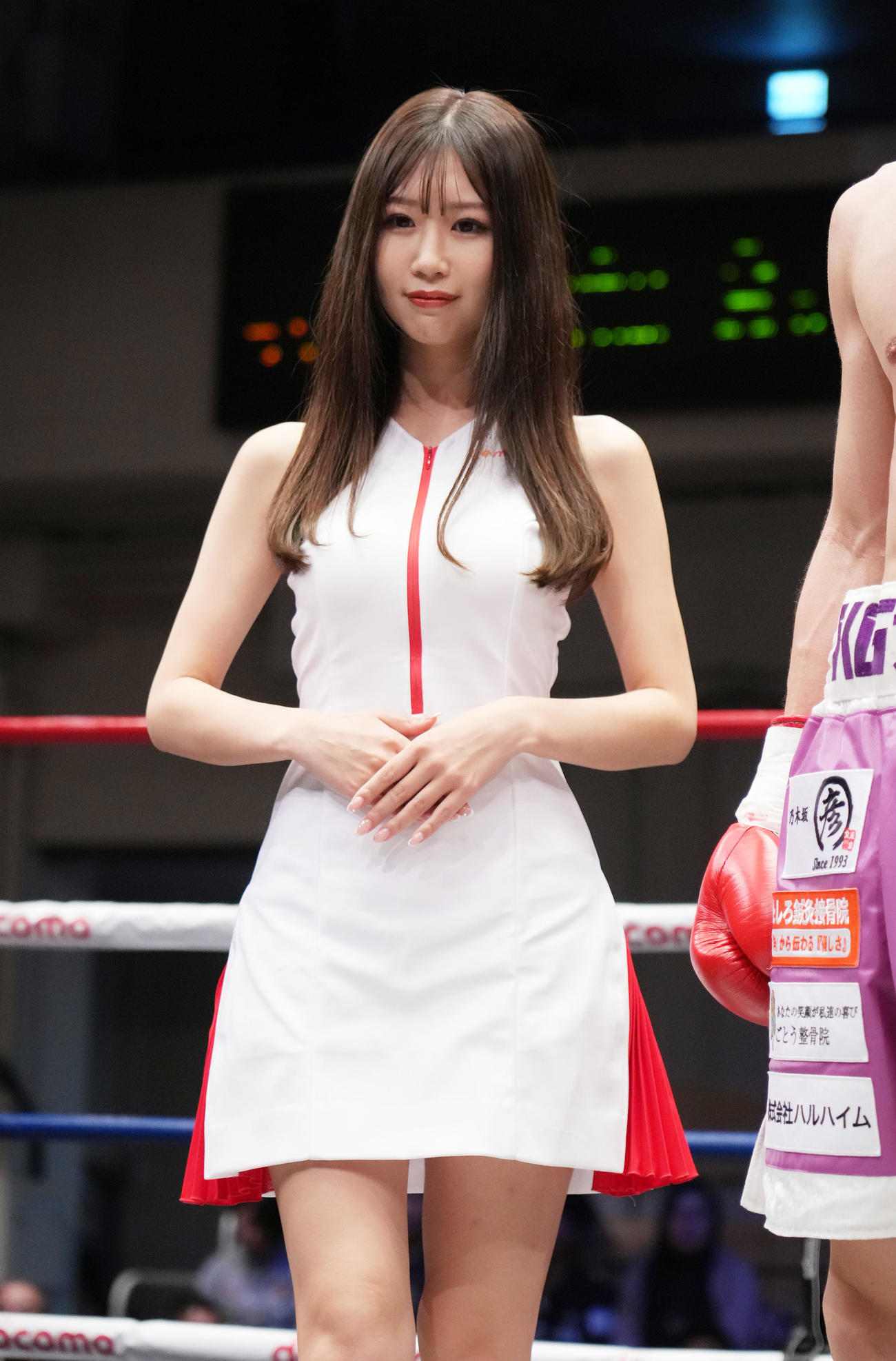 リングを彩るラウンドガールの日南まみ（撮影・菅敏）