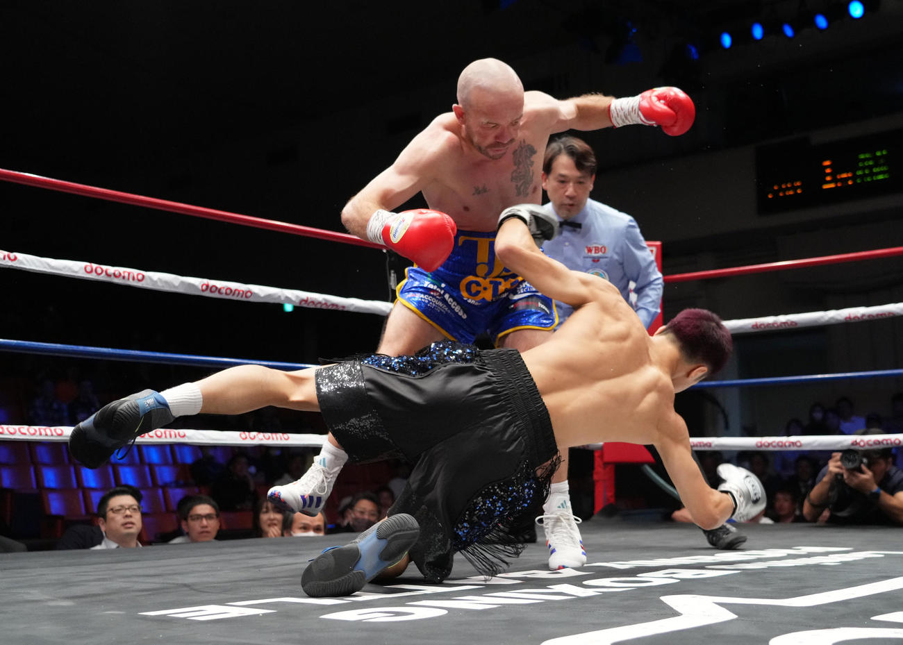 1回、ラミド（手前）を攻めるドヘニー（撮影・菅敏）