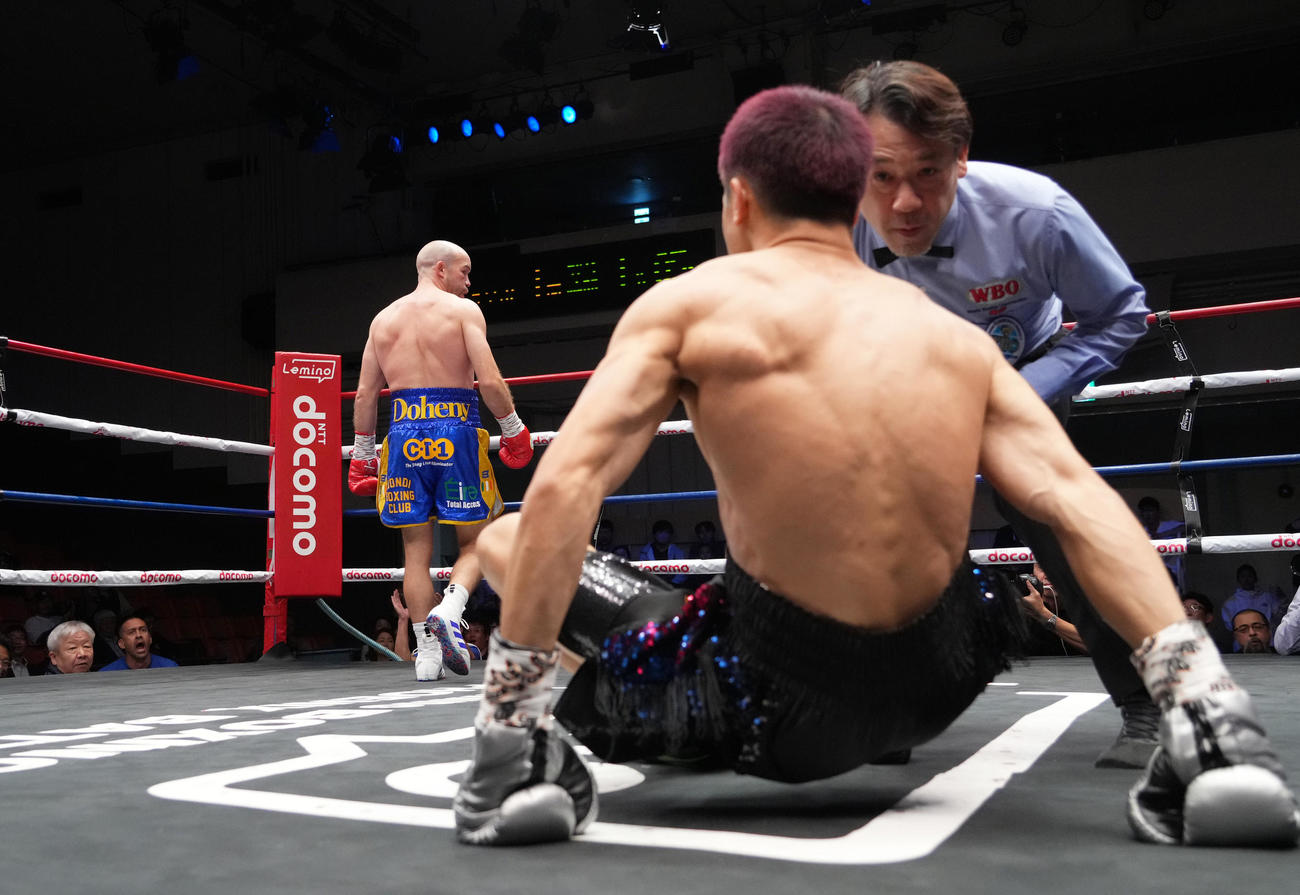1回、ラミド（手前）からダウンを奪うドヘニー（撮影・菅敏）
