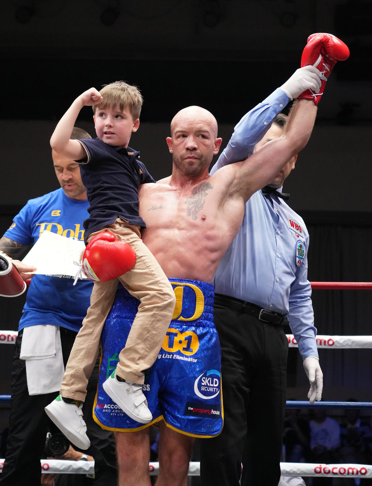 1回、ジェフ・ラミドをTKOで破り、勝ち名乗りを受けるTJ・ドヘニー（撮影・菅敏）