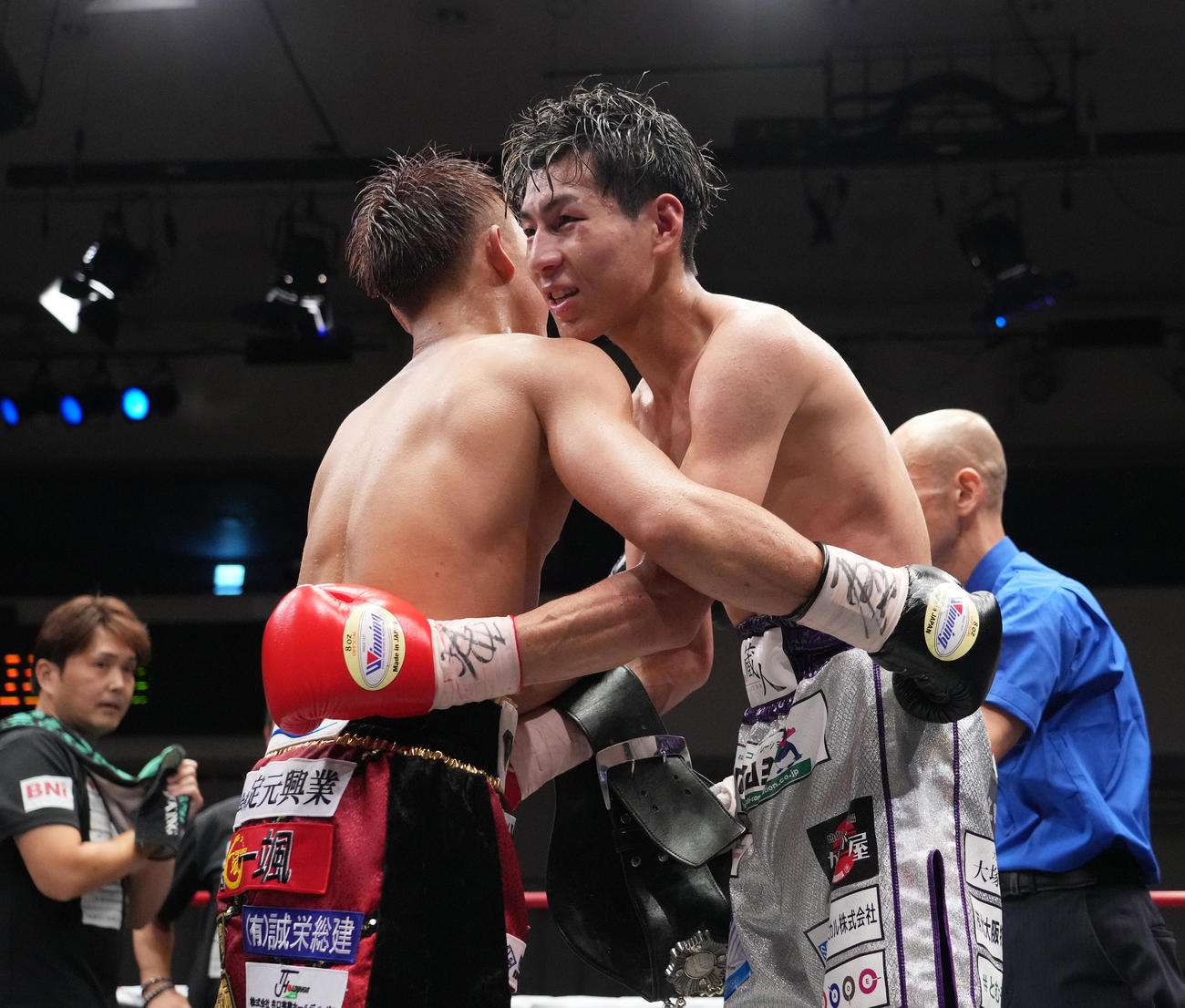 10回、判定でドローとなり、石井（左）と抱き合う下町（撮影・菅敏）