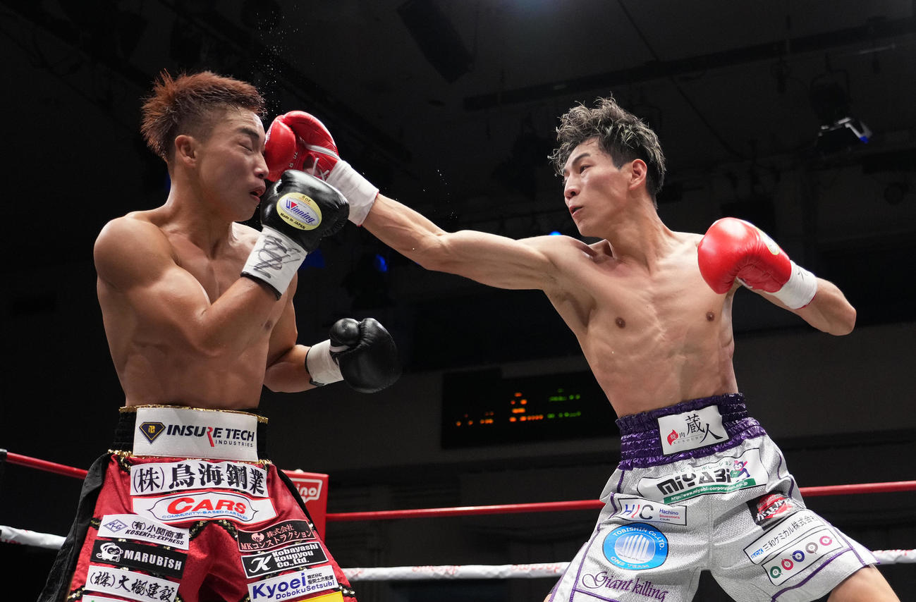 3回、石井（左）に右ストレートを決める下町（撮影・菅敏）