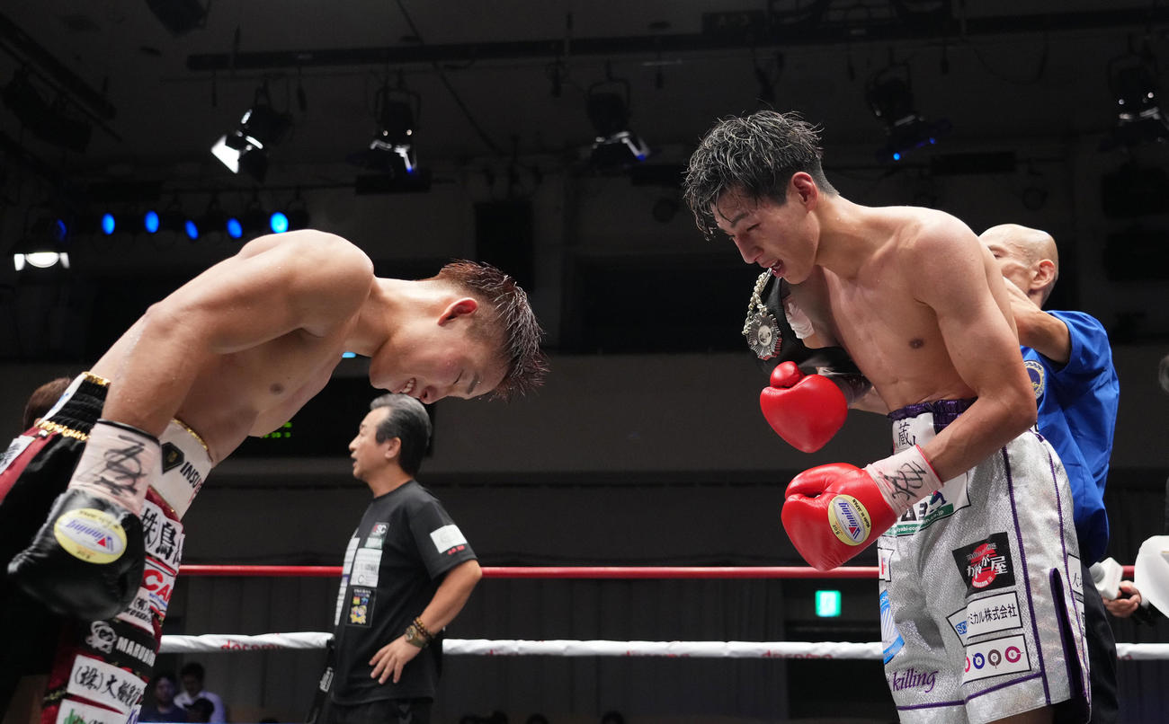 10回、判定でドローとなり、石井（左）に頭を下げる下町（撮影・菅敏）