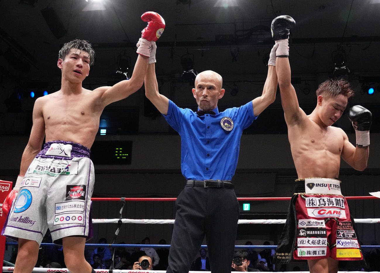 10回、判定でドローとなる下町左）対石井戦（撮影・菅敏）