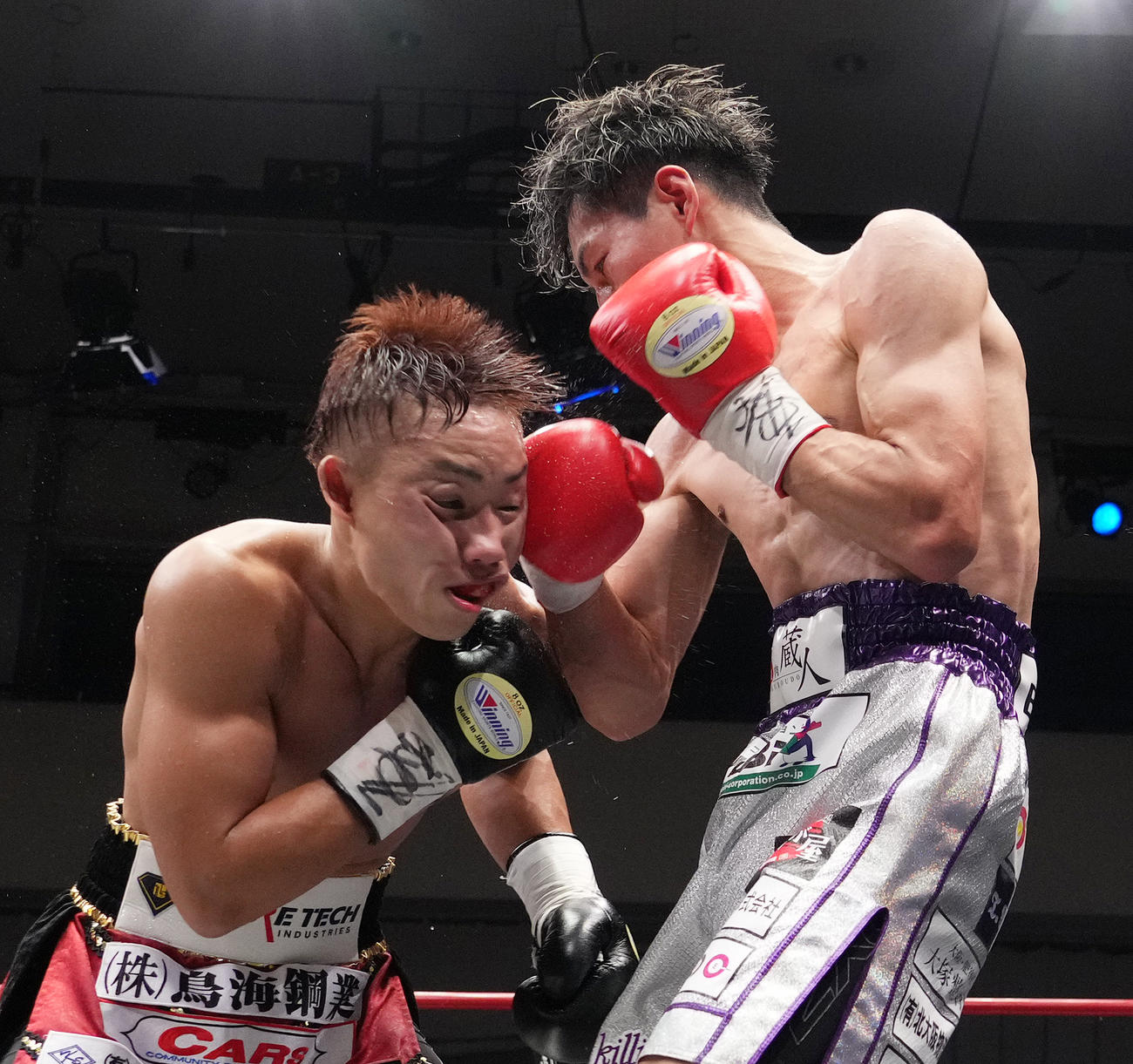 5回、石井渡士也（左）に右フックを決める下町（撮影・菅敏）