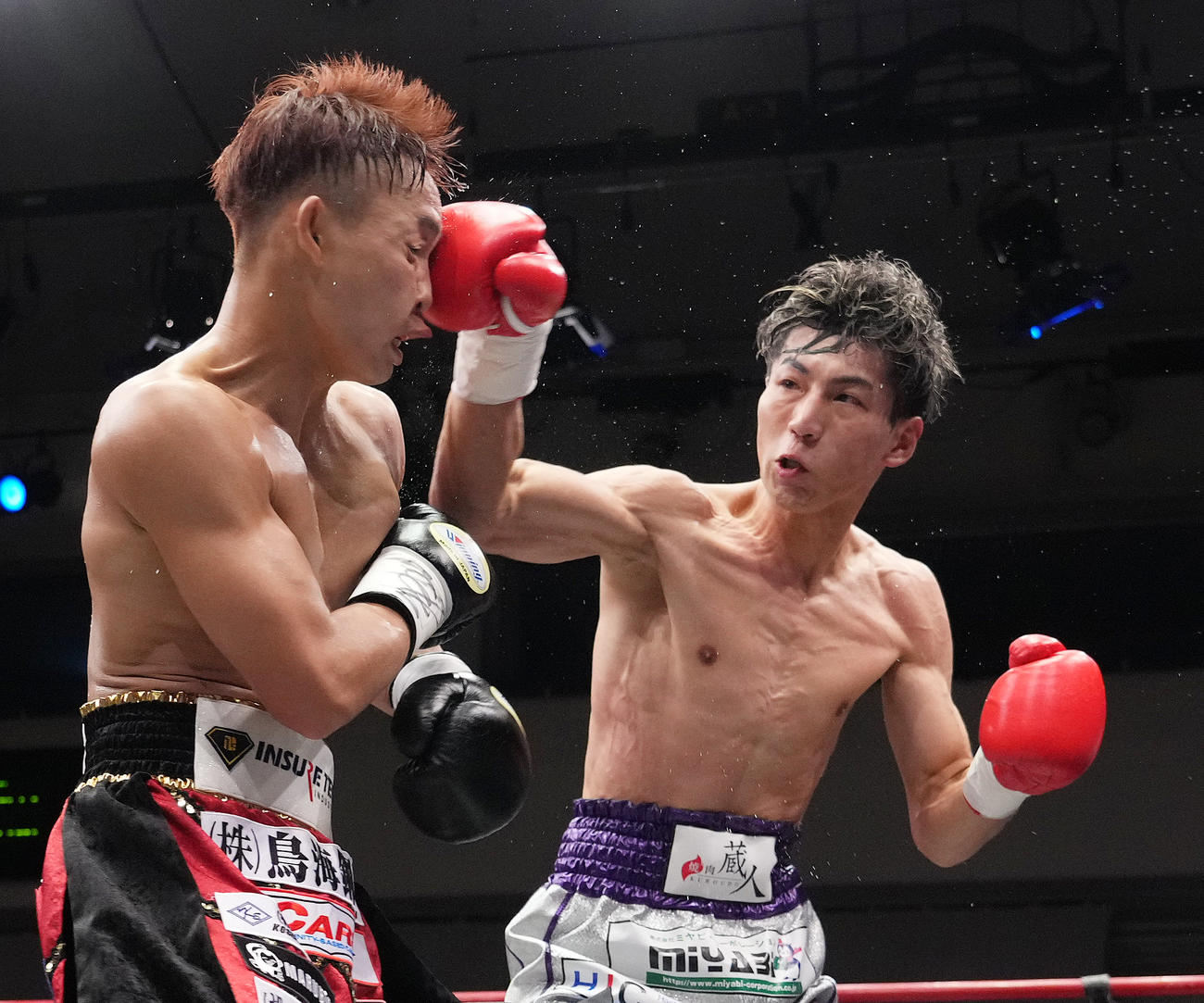 3回、石井（左）に右フックを決める下町（撮影・菅敏）
