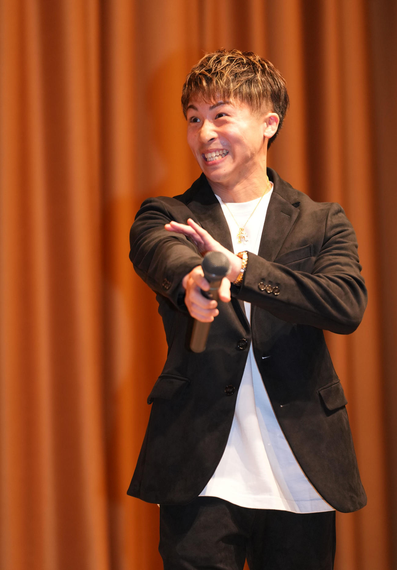 マイクを渡され驚いた表情を見せる井上尚（撮影・横山健太）