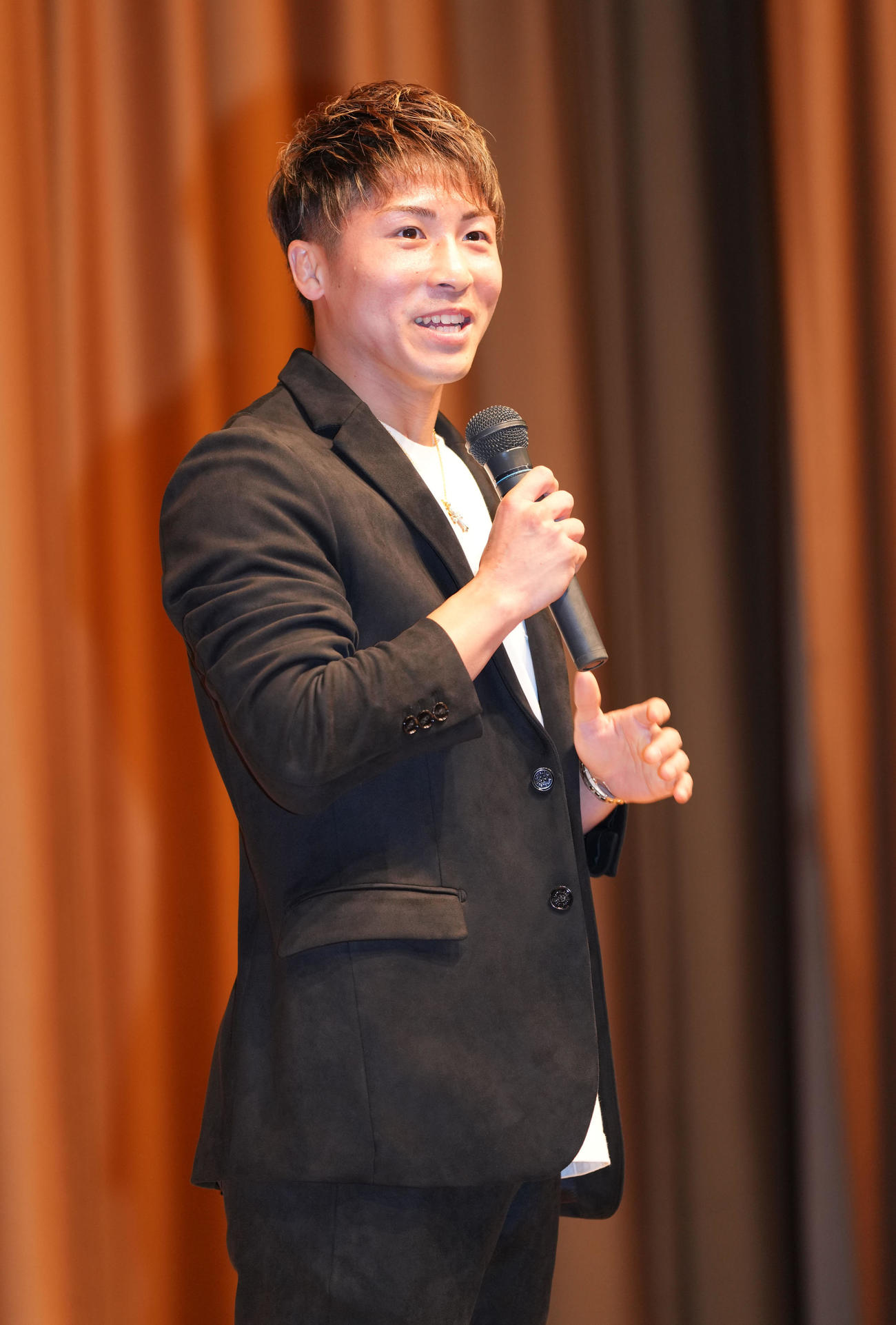 懇親会であいさつをする井上尚（撮影・横山健太）