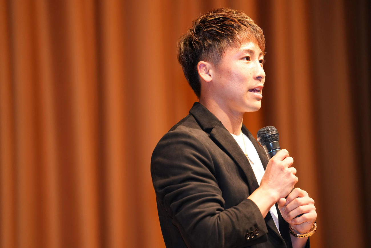 懇親会であいさつをする井上尚（撮影・横山健太）